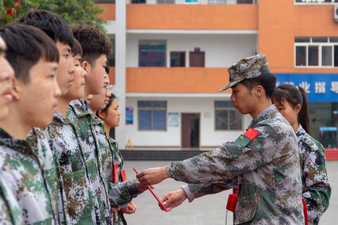 新華“三教三訓”之軍訓|揮灑汗水書寫迷彩青春！