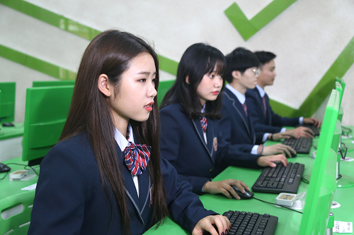女生初中畢業(yè)學(xué)什么？女生適合學(xué)互聯(lián)網(wǎng)嗎？
