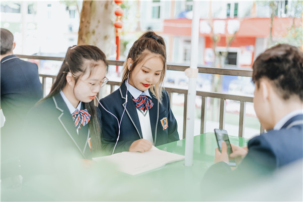 考不上<a href=http://njxh.cn target=_blank class=infotextkey>高中</a>，女生學(xué)什么<a href=http://njxh.cn target=_blank class=infotextkey>專業(yè)</a>好？