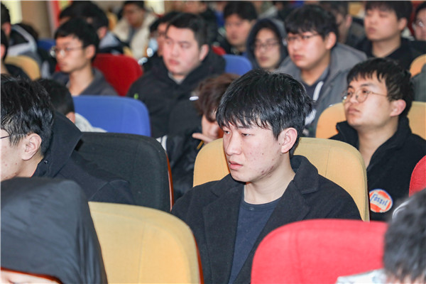 就業(yè)問題是重大的經(jīng)濟社會問題，具有重要性、緊迫性和長期性，“就業(yè)難”成了絕大多數(shù)年輕人心中的困惑。為幫助我校學生做出清晰明確的就業(yè)規(guī)劃，提高同學們的就業(yè)競爭力，2022年2月25日上午，南京新華平面設計的聞繪敏講師于學術報告廳為同學們開展了以“新職業(yè)，新技術，新青年”為主題的畢業(yè)生職業(yè)規(guī)劃及求職技巧講座。