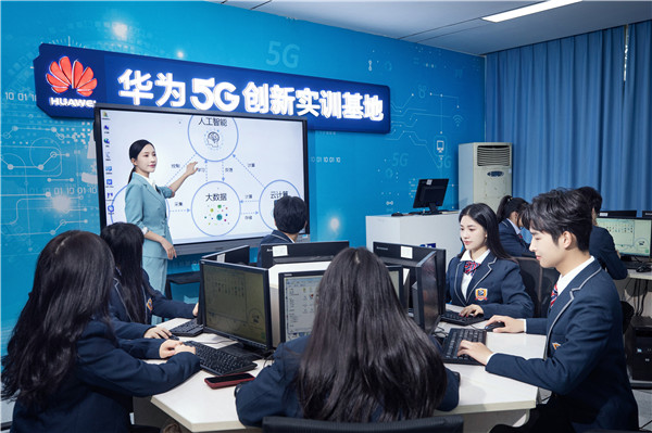 “互聯(lián)網(wǎng)+”已是當(dāng)今社會發(fā)展的潮流，抓住互聯(lián)網(wǎng)時(shí)代賦予的寶貴機(jī)會，勇于迎接未知的挑戰(zhàn)，學(xué)<a href=http://njxh.cn target=_blank class=infotextkey>專業(yè)</a>互聯(lián)網(wǎng)技術(shù)，用<a href=http://njxh.cn target=_blank class=infotextkey>專業(yè)</a>技能成就美好未來，我在南京新華等你！