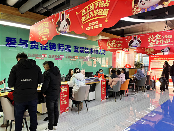 喜迎開學(xué) 圓夢新華|直擊南京新華火熱報名現(xiàn)場！