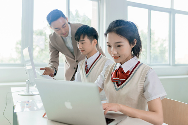 工作中：不拖延，少抱怨，常清醒，多提升