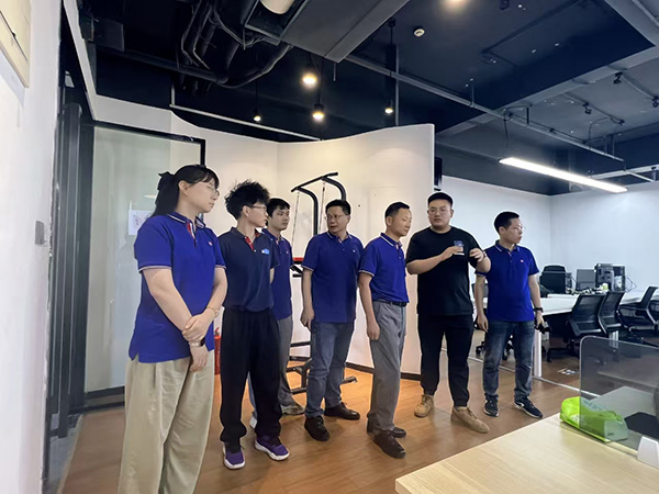 南京新華教師團(tuán)隊赴合作企業(yè)南京唯意信息科技有限公司參觀交流
