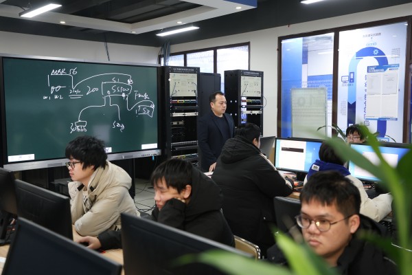 初中成績不好上不了高中怎么辦？南京新華為你點亮技能人生！