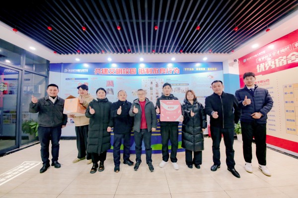 南京新華吳元紅校長晚間慰問查寢，并為學(xué)生送關(guān)懷！